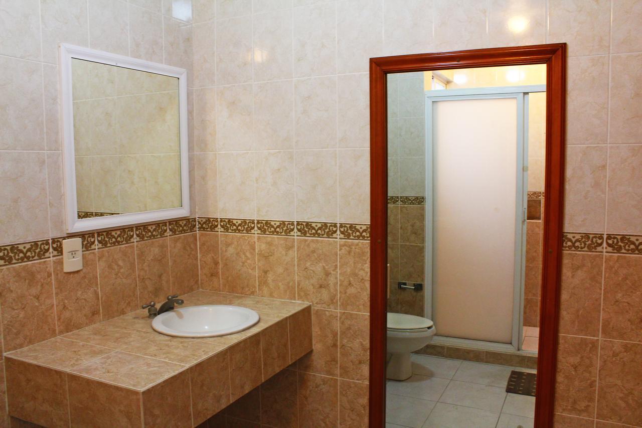 Hotel Real De Cortes Los Reyes  Bagian luar foto